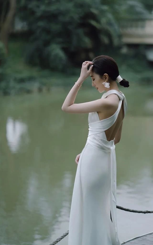 Modern Summer V Back Lace Wedding Dress Simple Satin White Tulle Sexy Bridal Gown