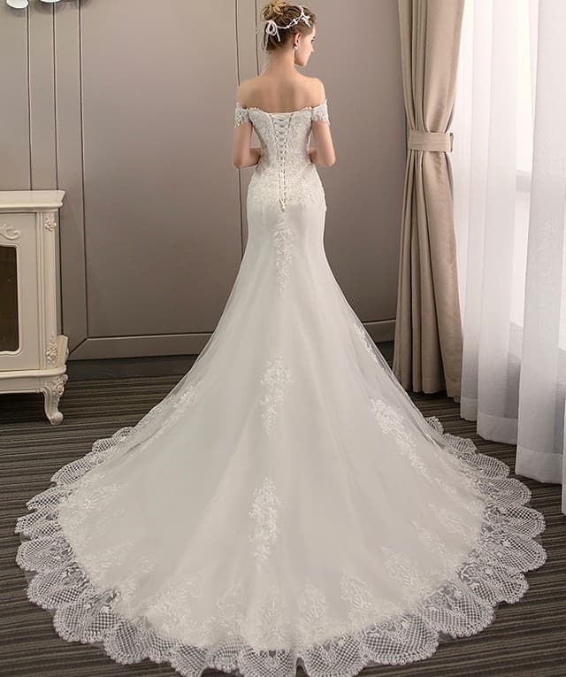 Exquisite New Luxury Mermaid Wedding Dress with Delicately Embellished Small Trail