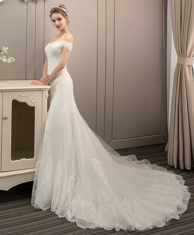 Exquisite New Luxury Mermaid Wedding Dress with Delicately Embellished Small Trail
