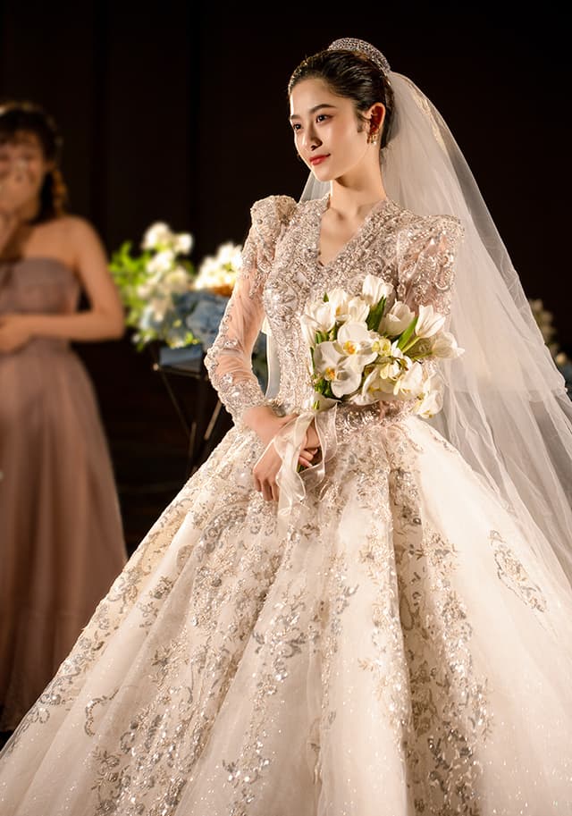 Small train sale wedding dress