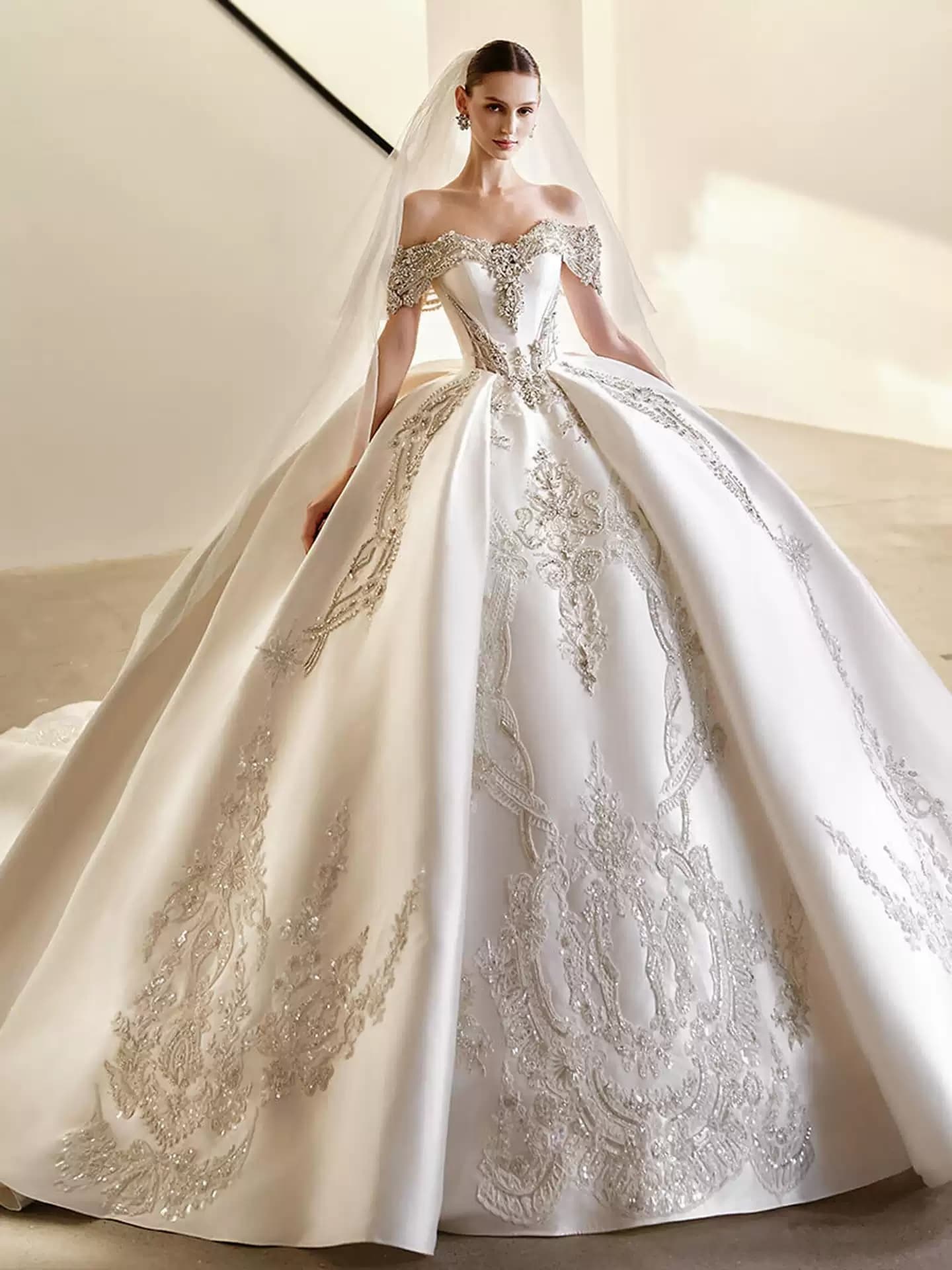French-Style Satin Bridal Gown Off-Shoulder Main Wedding Dress Featuring Premium Texture and Long Train.