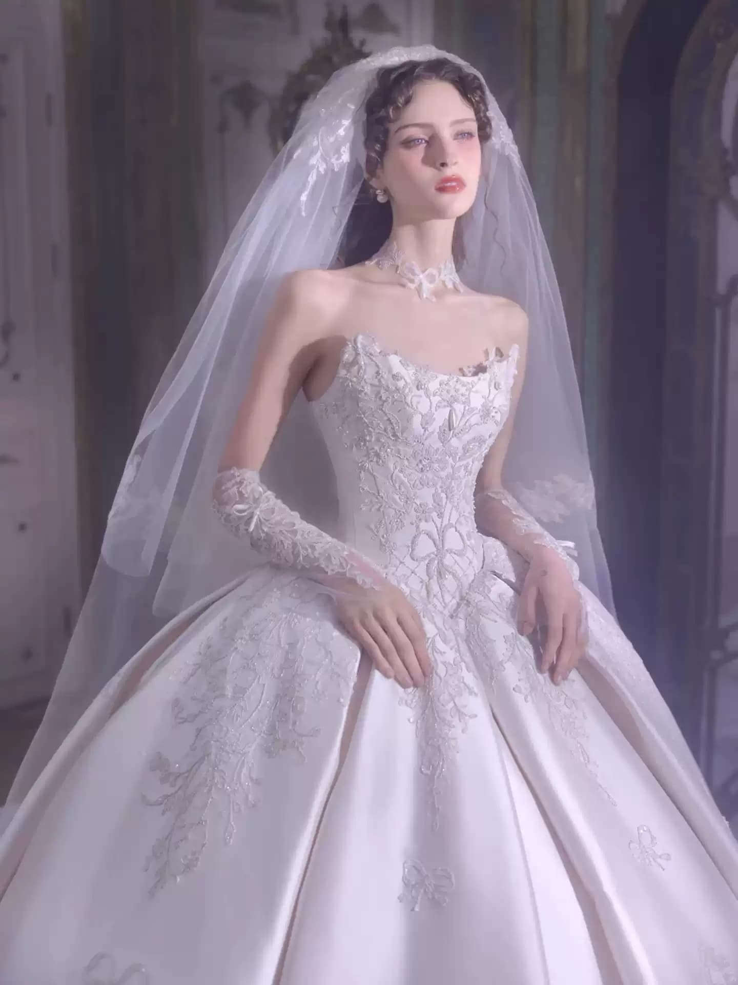 Satin Strapless Wedding Gown Luxurious High-End Craftsmanship with a Grand Cathedral Train