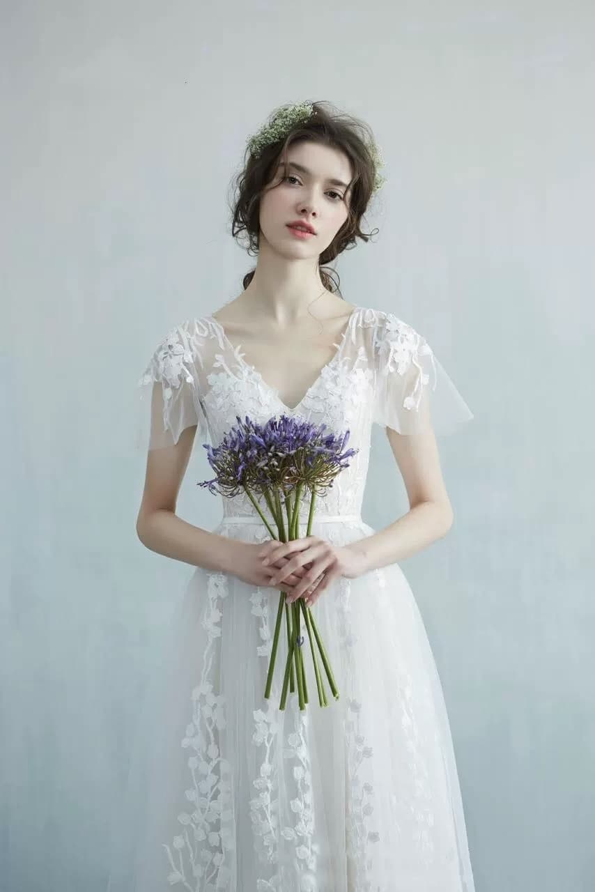 2026 New French-Style Lightweight Wedding Gown Floor-Length Slimming & Flattering Ethereal V-Neck
