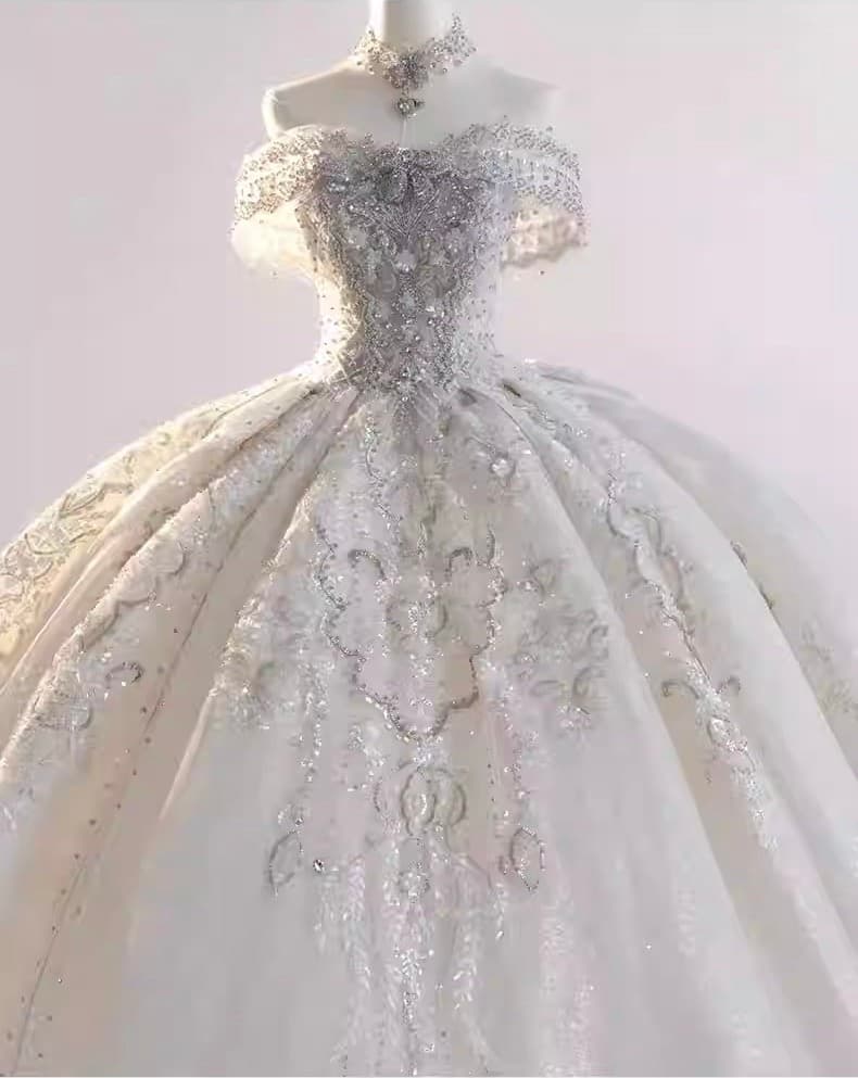 White Off-the-Shoulder Wedding Gown High-End French Elegance Featuring a Trailing Skirt and Exquisite