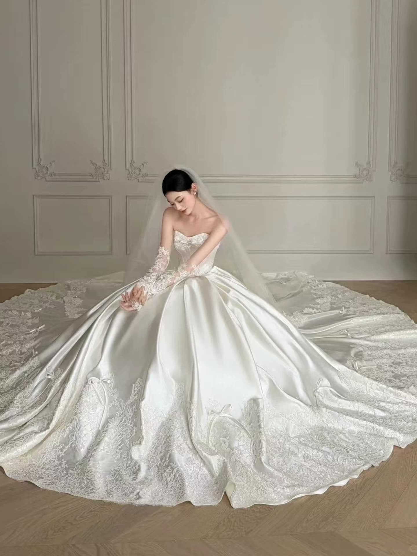 Strapless Satin Dress with Premium Texture Featuring a Simple Light-Luxury and High-End Design with a Chapel Train