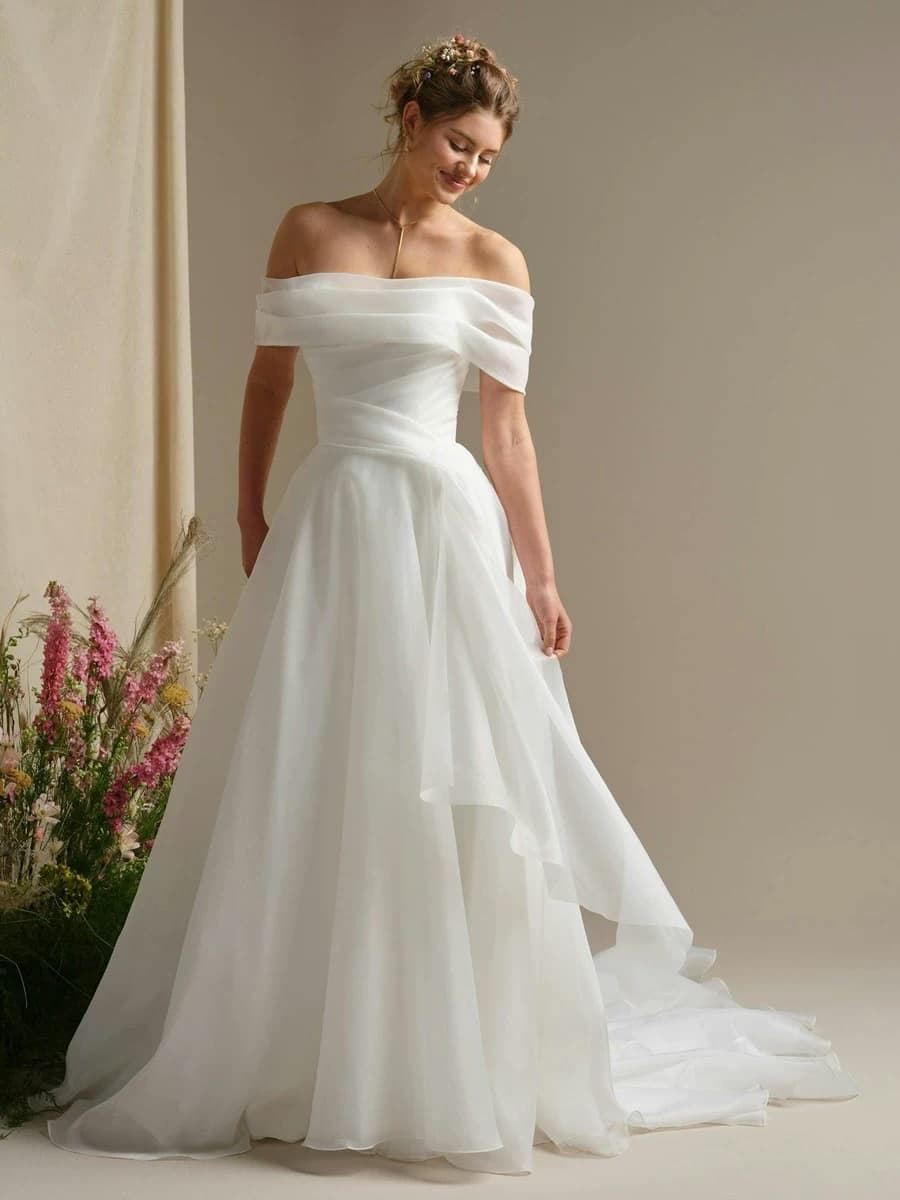2026 New French-Style Minimalist Wedding Dress Off-Shoulder Slimming and Sophisticated with a Train
