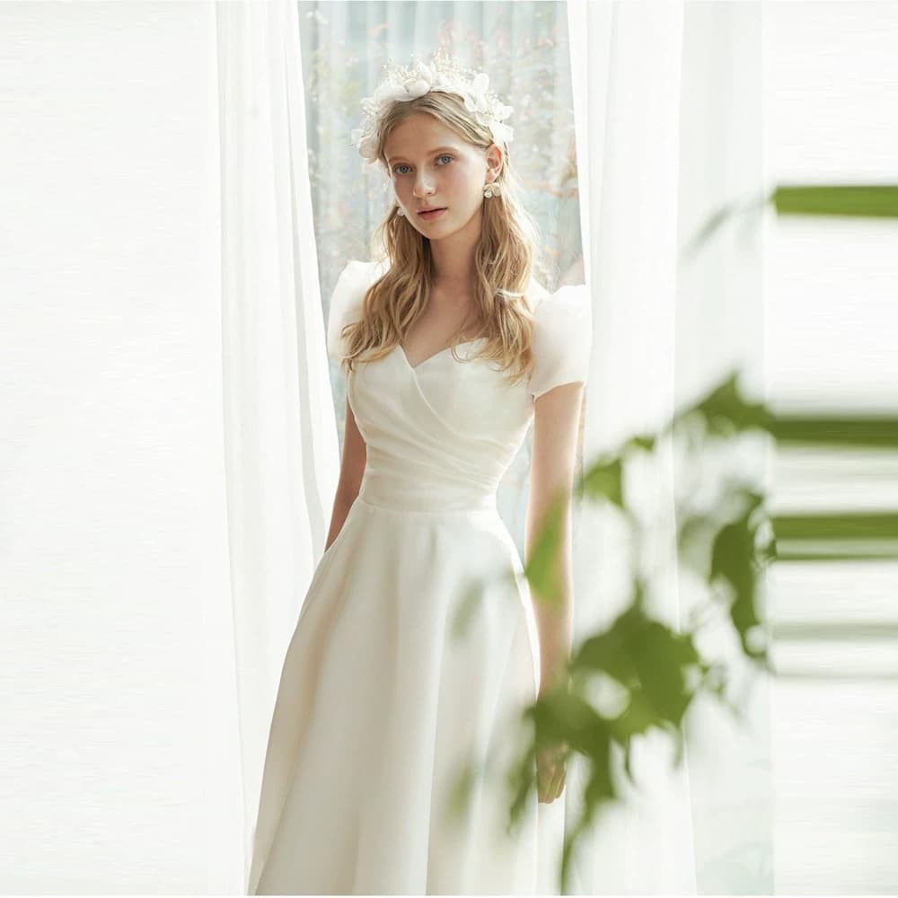 2026 New Minimalist Lightweight Wedding Dress Slimming V-Neck A-Line Silhouette Short Train Ethereal Bow Detail